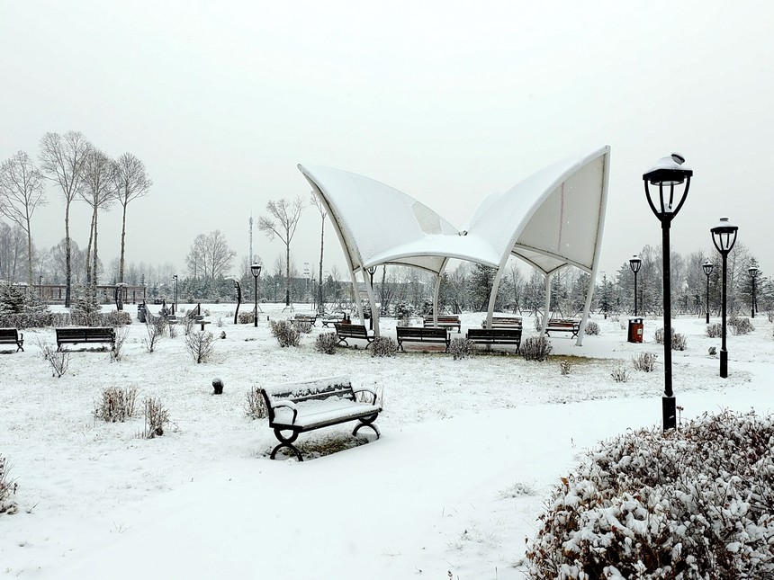 “中國(guó)最冷小鎮(zhèn)”迎降雪 城市街路披銀裝