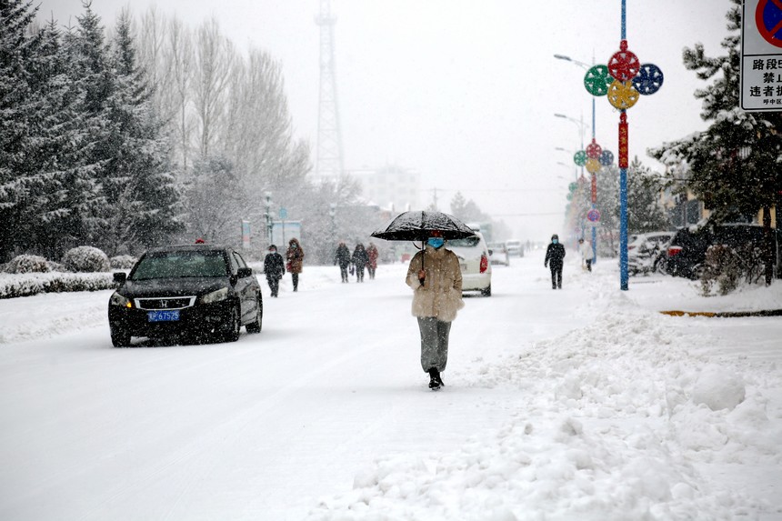 “中國最冷小鎮(zhèn)”迎降雪 城市街路披銀裝