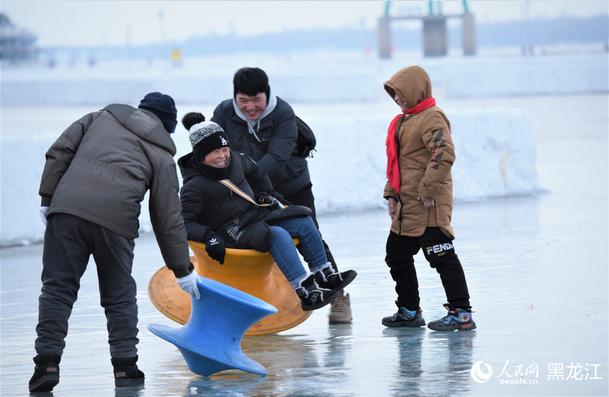 新春走基層｜冰爬犁、雪滑梯 哈爾濱玩冰樂雪趣味多