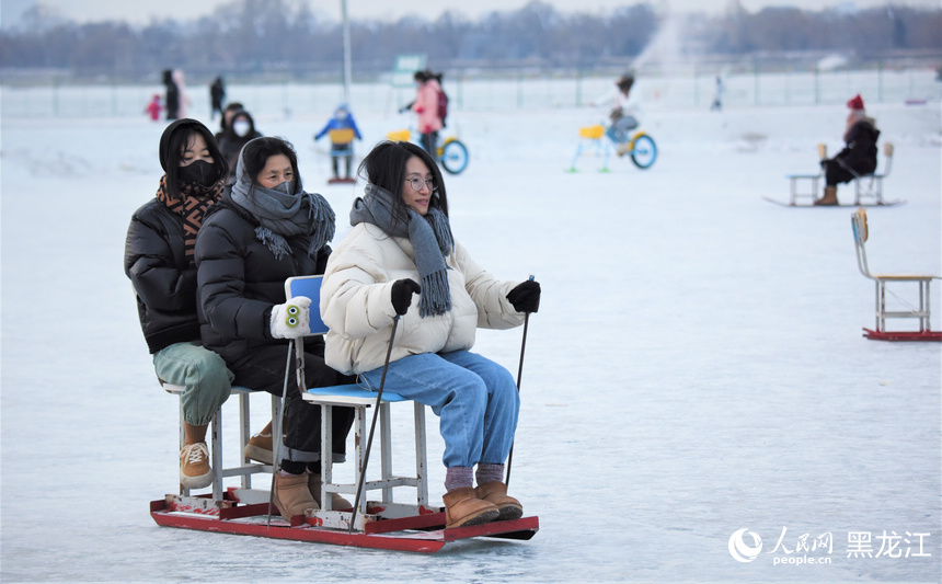 新春走基層｜冰爬犁、雪滑梯 哈爾濱玩冰樂(lè)雪趣味多