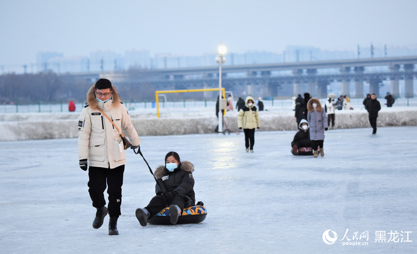 新春走基層｜冰爬犁、雪滑梯 哈爾濱玩冰樂雪趣味多