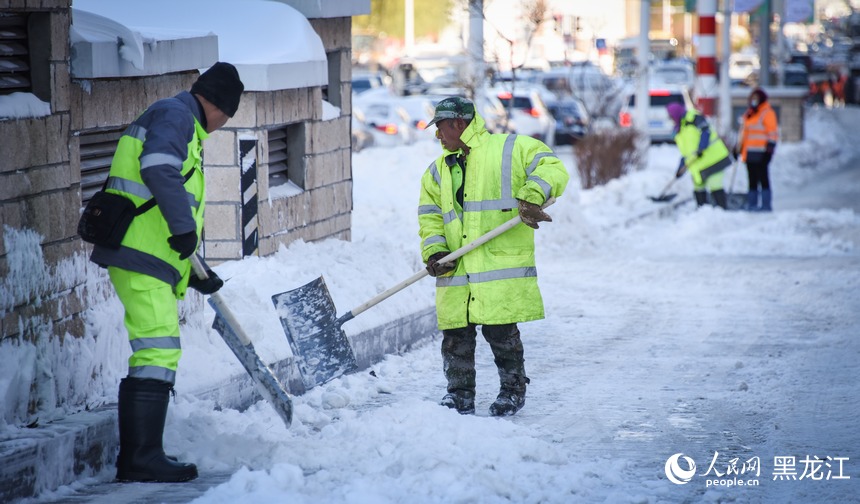 環(huán)衛(wèi)工人正在清雪。人民網(wǎng)記者 蘇靖剛攝