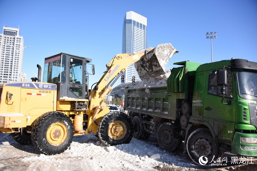 將積雪裝車外運(yùn)。人民網(wǎng) 徐成龍攝