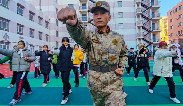 東方紅小學榮膺“全國國防教育示范學?！狈Q號