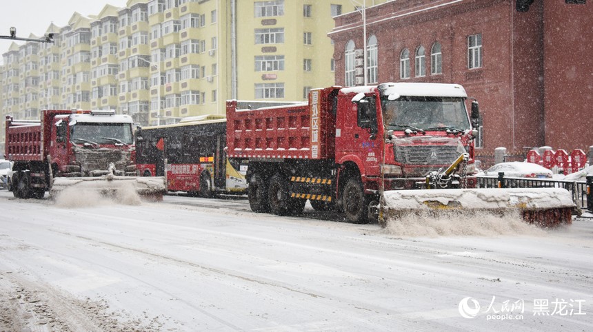 大型清雪車(chē)正在上道清雪。人民網(wǎng)記者 蘇靖剛攝