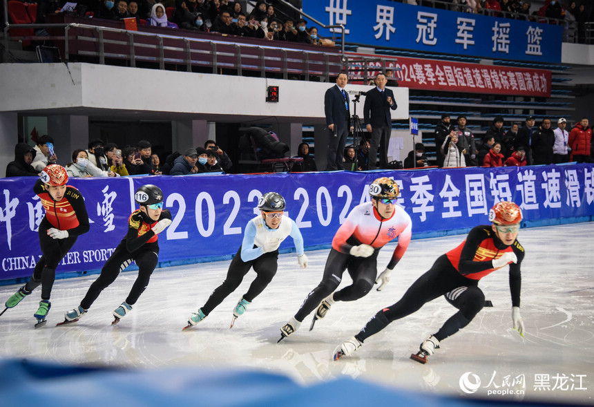 黑龍江七臺河上演短道速滑“強(qiáng)強(qiáng)對決”