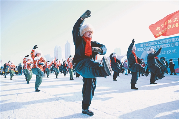 雪地柔力球、雪地太極拳等表演，讓群眾認(rèn)識(shí)到陸地體育項(xiàng)目與冰雪結(jié)合后的新奇趣味。黑龍江日?qǐng)?bào)記者 荊天旭攝