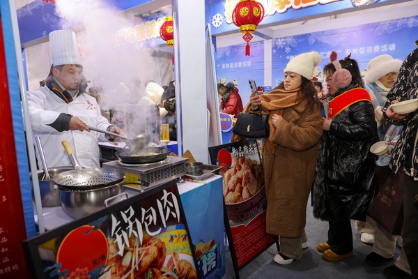 游客們品嘗黑龍江美食。