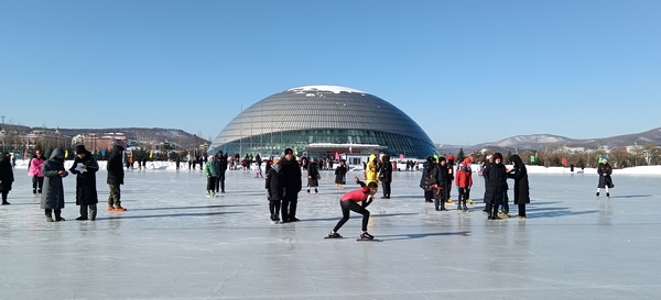 市民在冰場滑冰。綏芬河市委宣傳部供圖