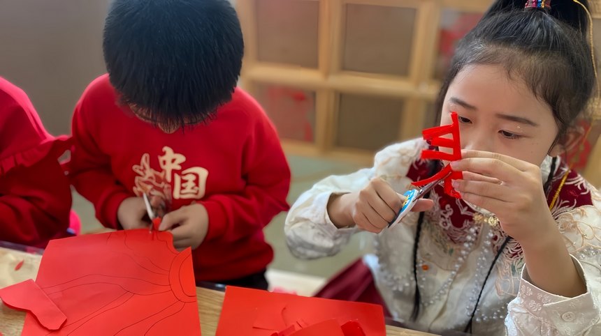 新春走基層丨寫對聯(lián)、剪窗花……小學生“花式”迎新年