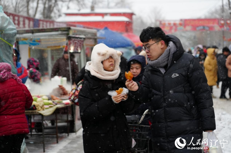 各地游客紛紛到沈陽小河沿早市打卡。人民網(wǎng)記者 周頌雪攝