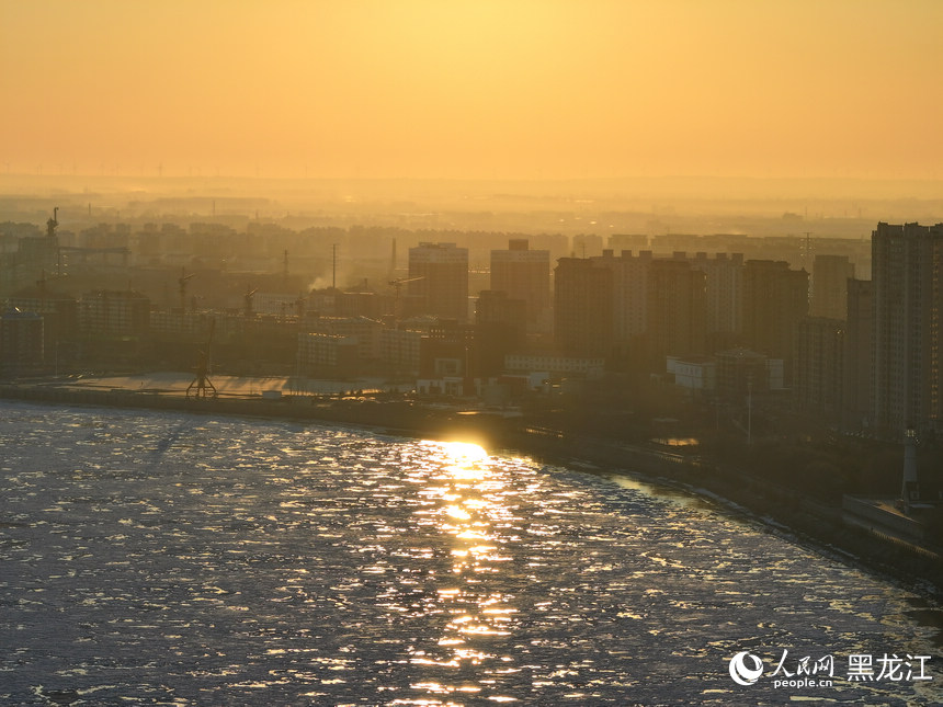 松花江冰排奔涌迎春來