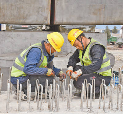 施工人員在調(diào)整橋面附屬鋼筋。以上圖片均為中國鐵建大橋工程局集團第四工程有限公司提供