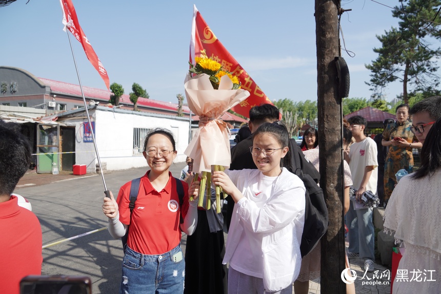 送考家長(zhǎng)為考生送上祝福。