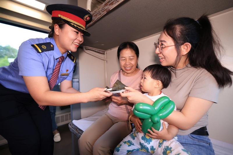 列車上的“濃情端午”