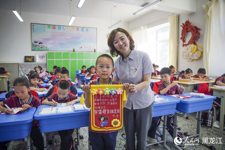 哈爾濱市繼紅小學(xué)南崗校區(qū)，學(xué)生為老師制作的教師節(jié)主題小錦旗。人民網(wǎng)記者 張哲鑫攝