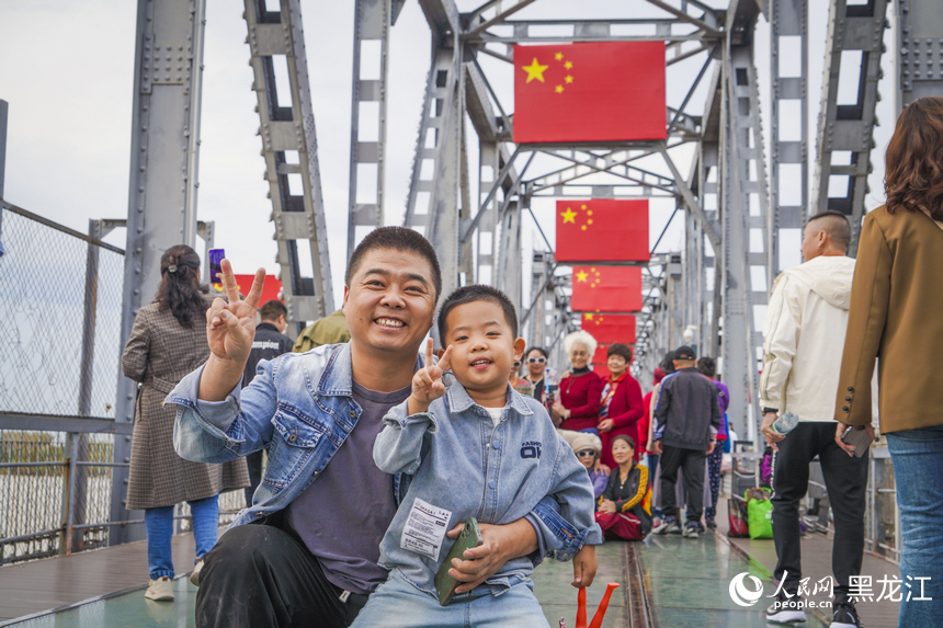 在濱州鐵路橋上，市民臉上洋溢著幸福的笑容。人民網(wǎng)記者 張哲鑫攝