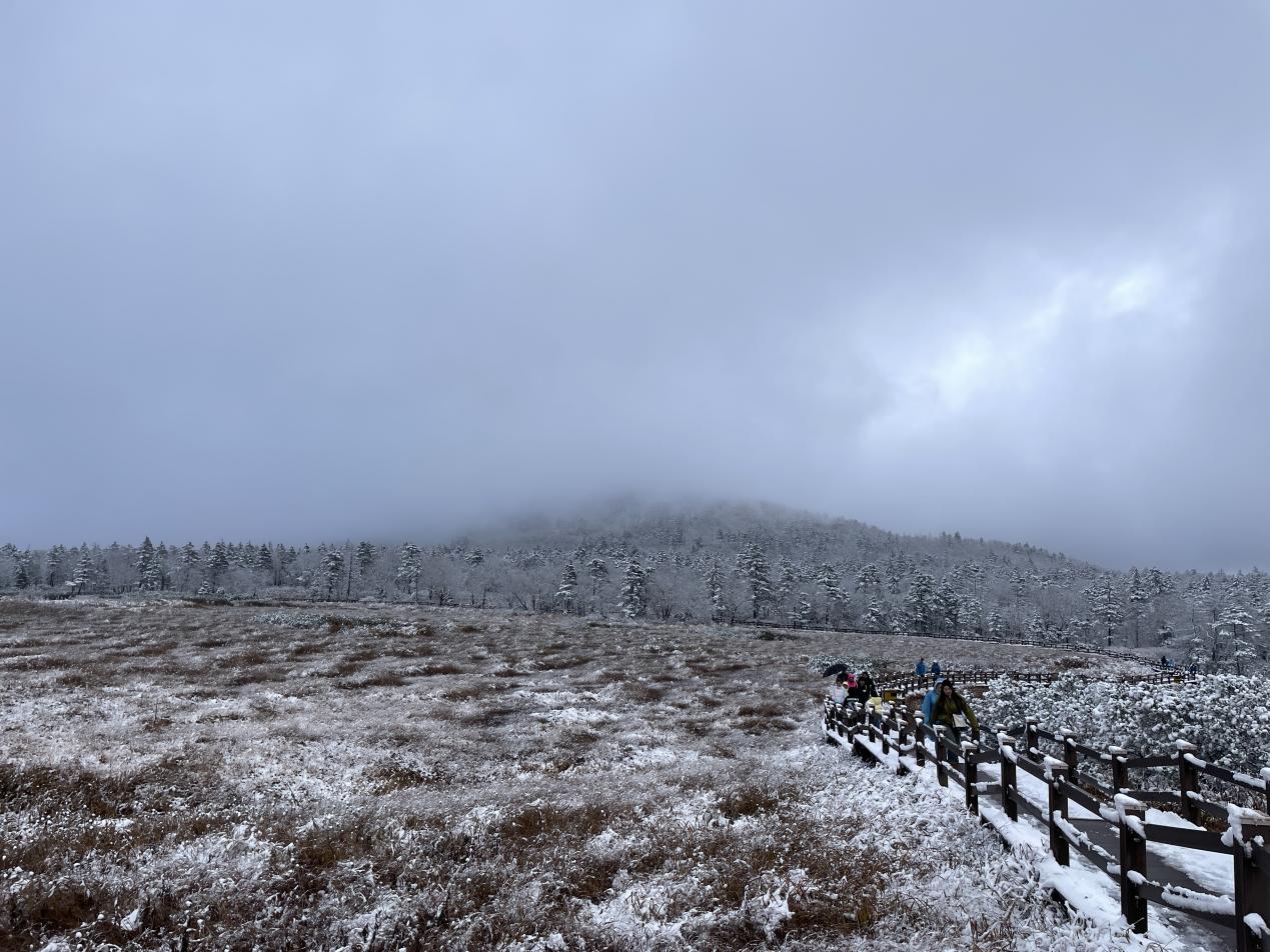 鳳凰山國家森林公園景區(qū)“十一”假期迎來降雪。龍江森工集團(tuán)供圖