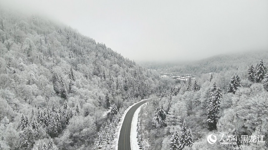 中國雪鄉(xiāng)景區(qū)迎來今秋首場降雪